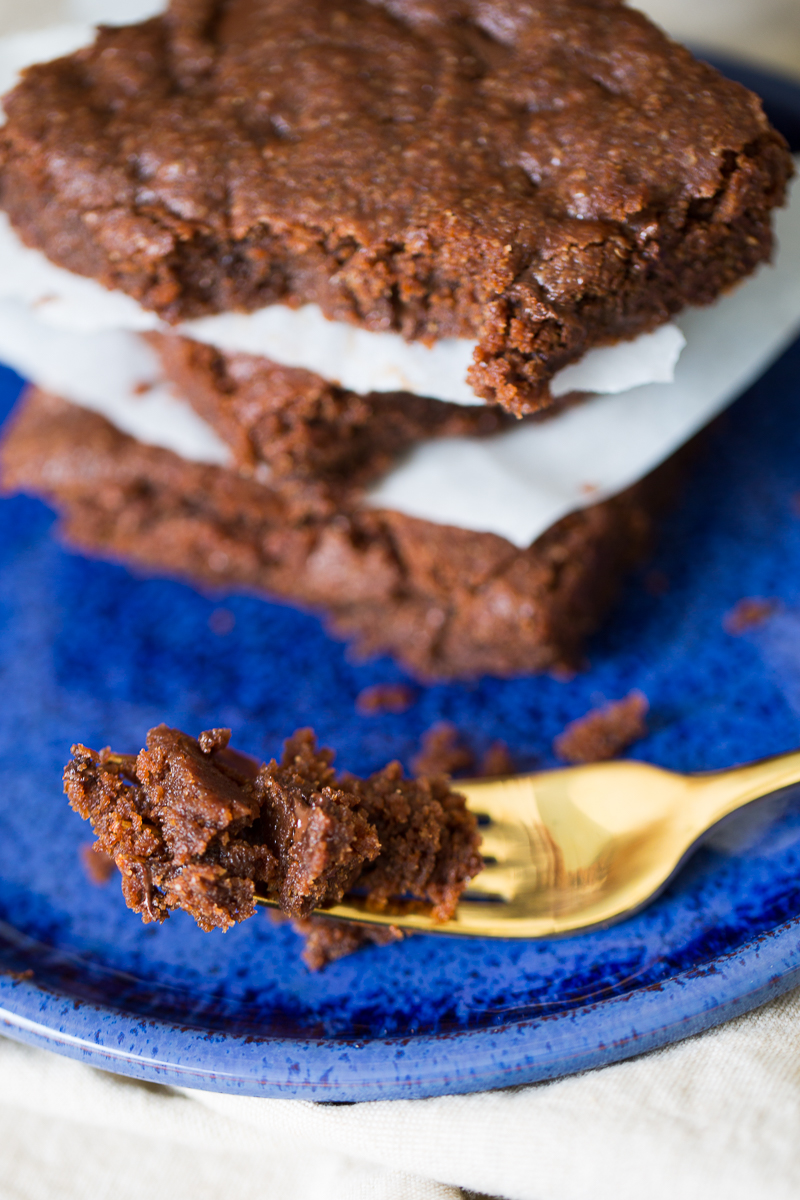 Bocado de pastel de chocolate hecho en casa
