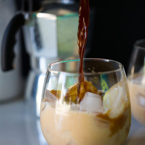Café frío con leche de coco hecha en casa, endulzado de manera natural, con vainilla.