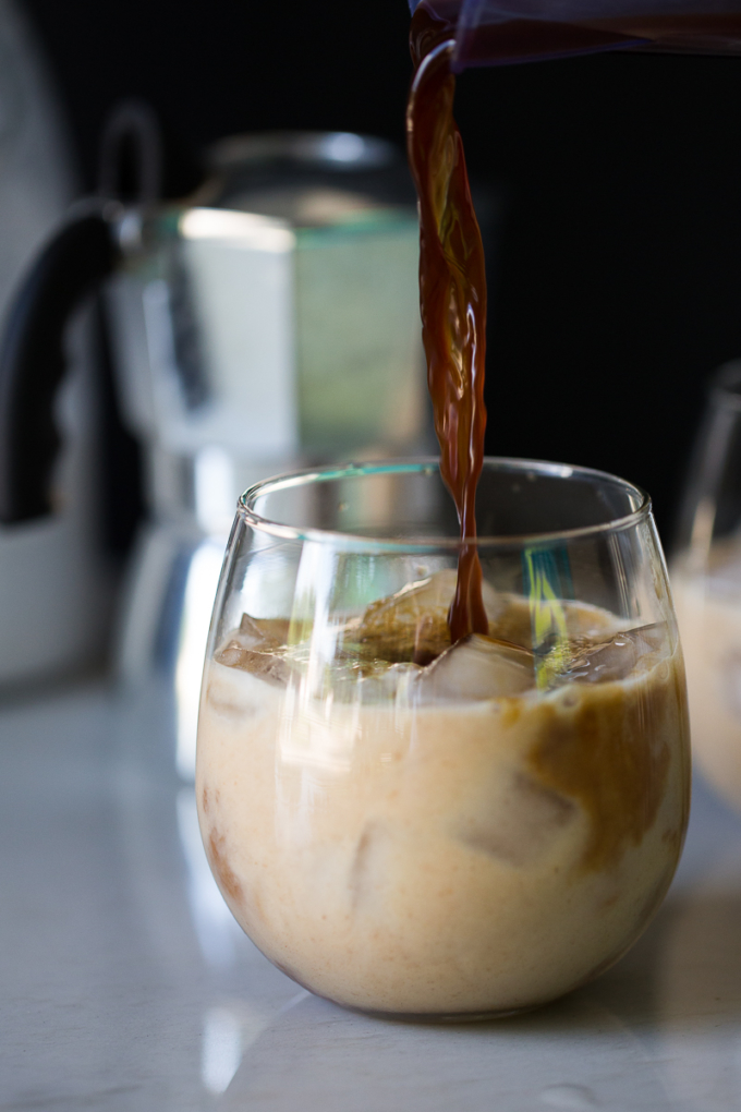 Cafe frio con leche de coco hecha en casa, endulzado de manera natural, con vainilla.