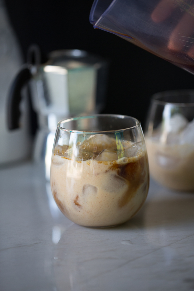 Cafe frio con leche de coco hecha en casa, endulzado de manera natural, con vainilla.