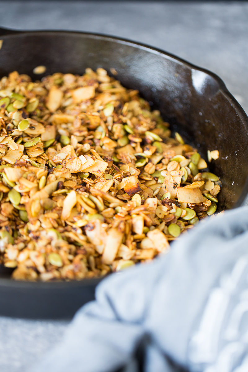 Granola salada en el sartén