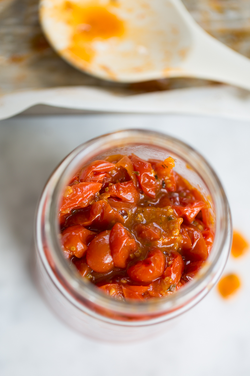 Tomates rostizados en un frasco.