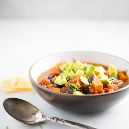 Chili con frijol negro y camote, vegano. Vegan black bean chili with sweet potato.