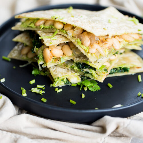 Quesadillas de frijol blanco y kale, son veganas