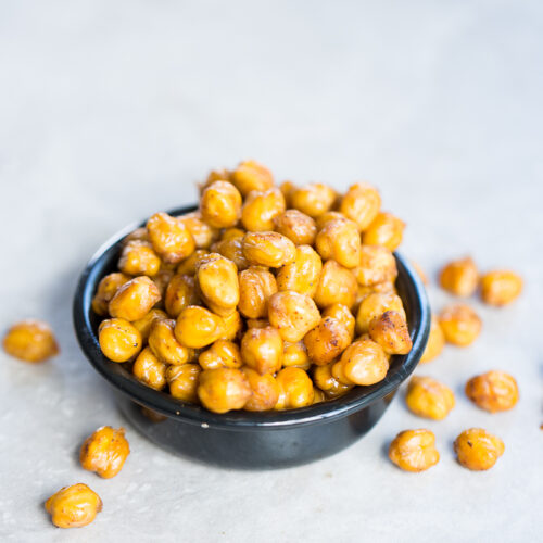 Garbanzos rostizados con chipotle, riquisimos de botana o arriba de una ensalada.