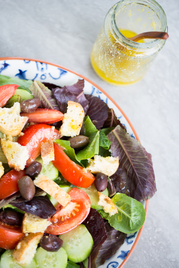 Panzanella de verano, ensalada deliciosa.