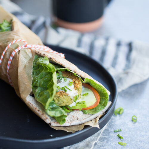 Falafel con cilantro en pita con salsa de tahini, vegano.Pita con falafel.