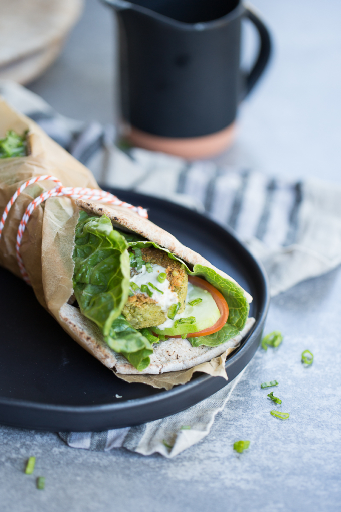 Falafel con cilantro en pita con salsa de tahini, vegano.