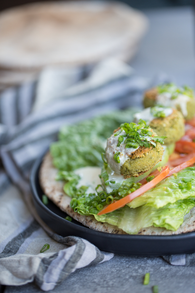 Falafel con cilantro en pita con salsa de tahini, vegano.