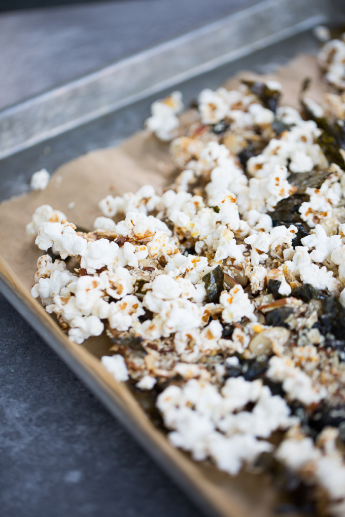 Palomitas con nori, almendras y ajonjolí.