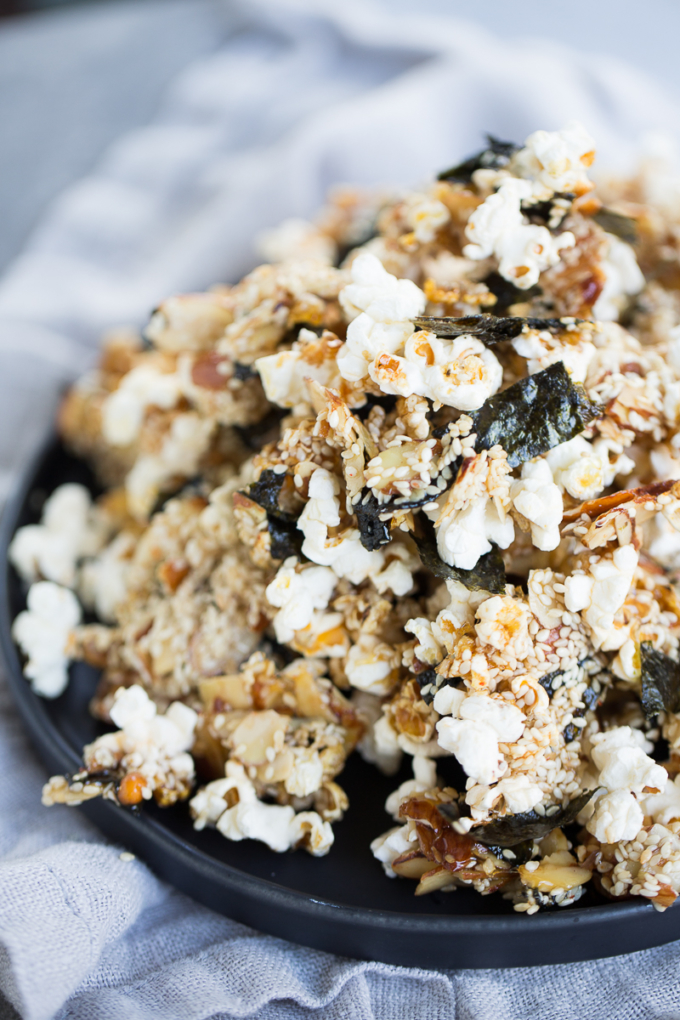 Palomitas con nori, almendras y ajonjolí.