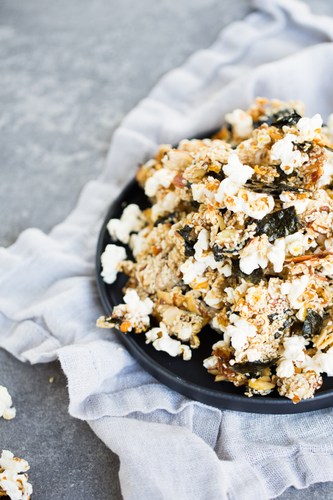 Palomitas con nori, almendras y ajonjolí.