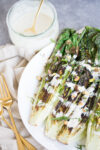 Lechuga romana asada con aderezo de tahini. Vegan grilled romaine salad.