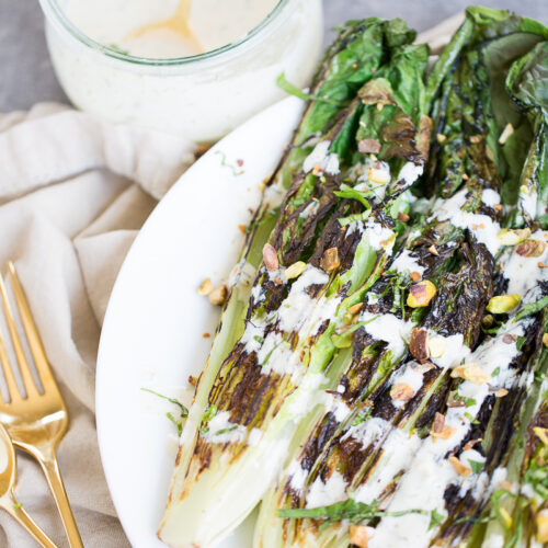 Lechuga romana asada con aderezo de tahini. Vegan grilled romaine salad.