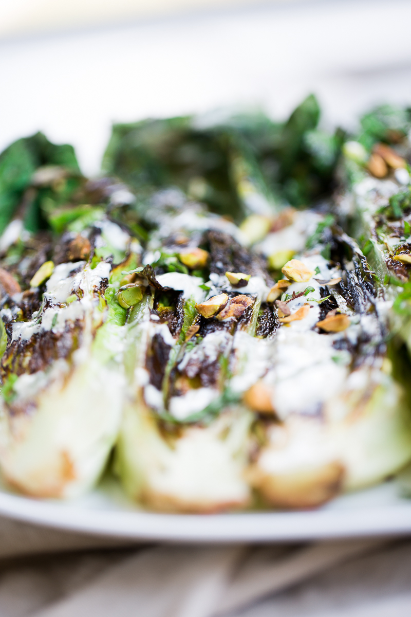 Lechuga romana asada con aderezo de tahini.