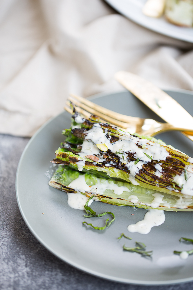 Lechuga romana asada con aderezo de tahini.