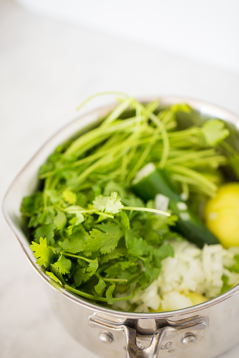ingredientes para hacer salsa verde en una olla