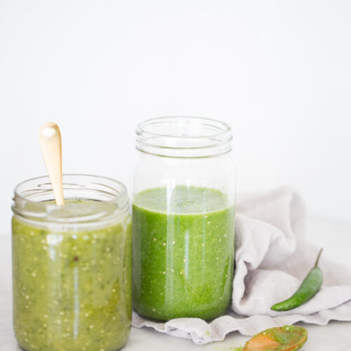 Salsa verde mexicana de dos maneras, cruda y cocida.