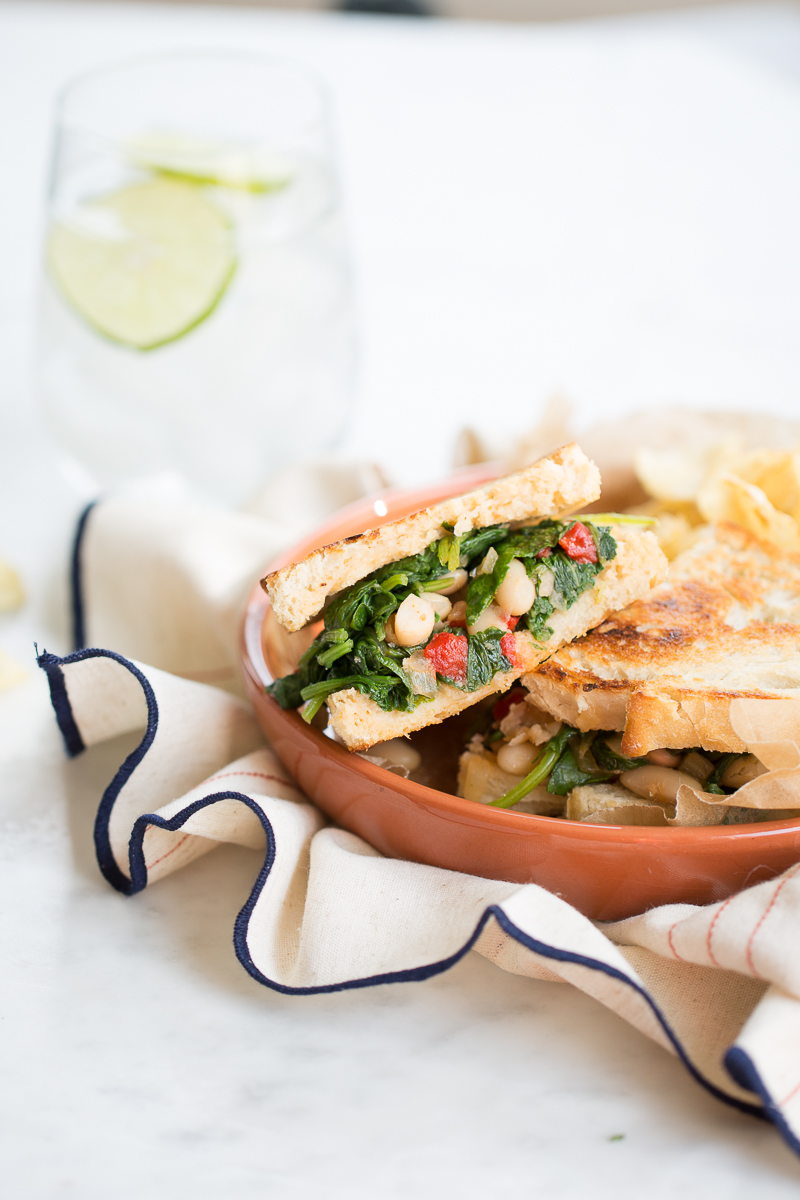 Sandwich de kale, alubia y pimiento rojo.