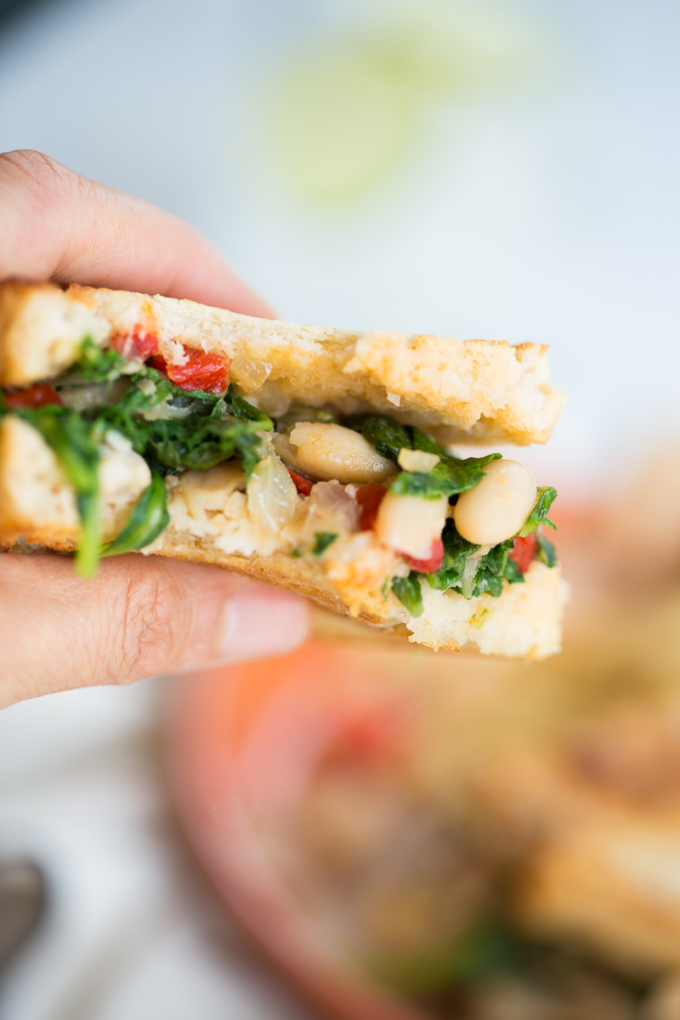 Sandwich de kale, alubia y pimiento rojo.