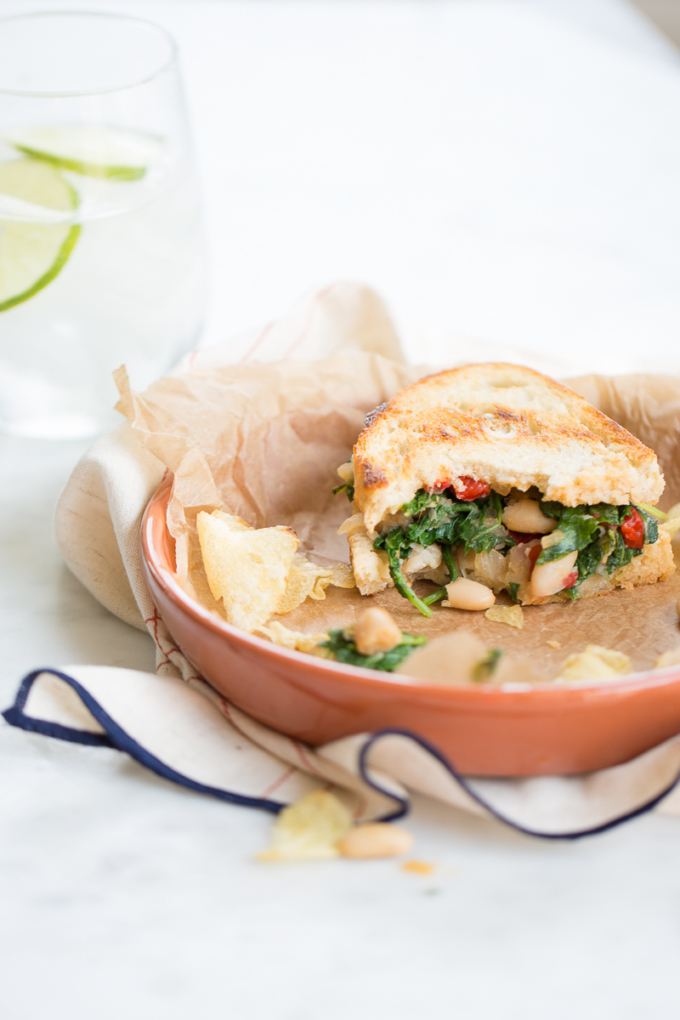 Sandwich de kale, alubia y pimiento rojo.