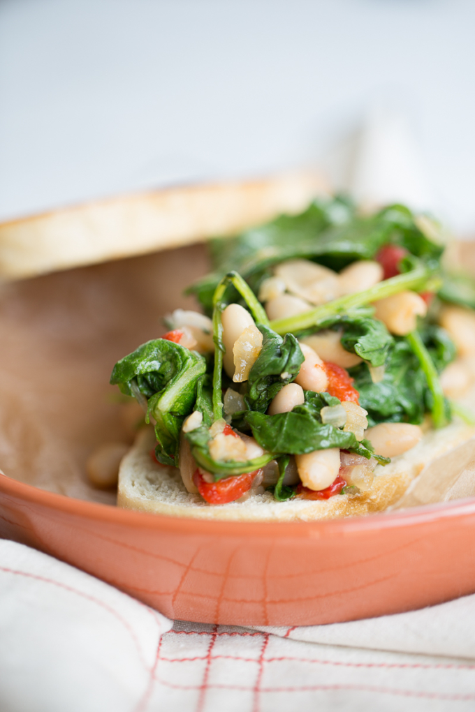 Sandwich de kale, alubia y pimiento rojo.