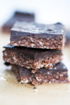 Barras de chocolate y almendra, dulce crudivegano, vegano, deliciosos y nutritivo. Almond chocolate bars.