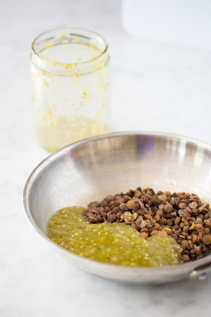 Camote relleno de lentejas en salsa verde.