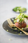 Camote relleno de lentejas en salsa verde.