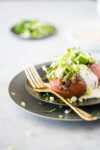 Camote relleno de lentejas en salsa verde