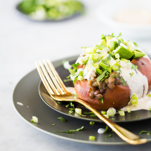 Camote relleno de lentejas en salsa verde. Comida mexicana, comida sana, comida vegana.