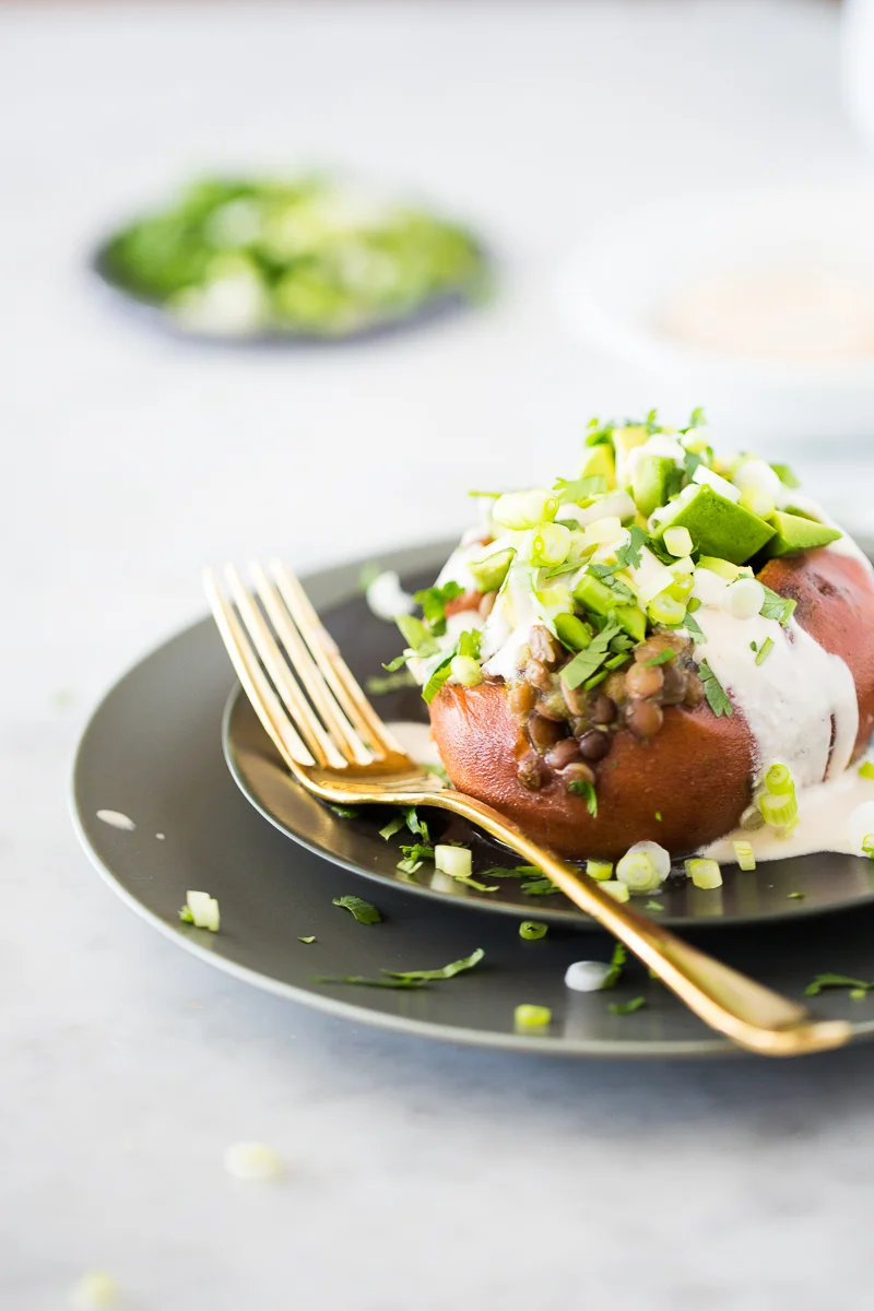 Camote relleno de lentejas en salsa verde. Comida mexicana, comida sana, comida vegana.