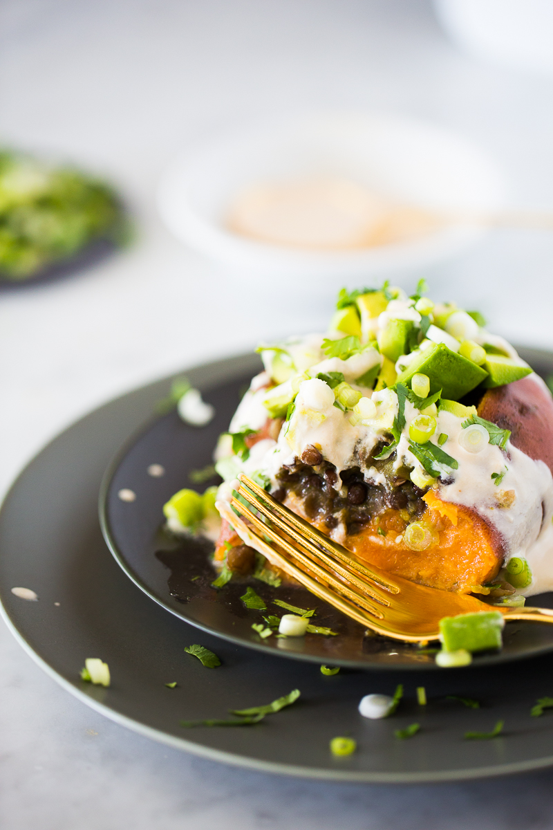 Camote relleno de lentejas en salsa verde.