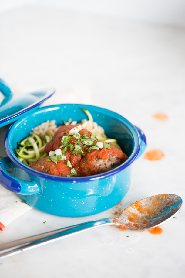 Receta de albónigas mexicanas, veganas y en caldillo de tomate con chipotle.
