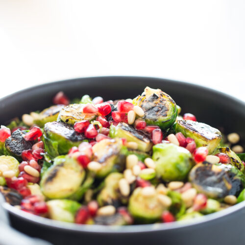 Ensalada de colecitas de Bruselas rostizadas con aderezo de miel de agave y mostaza.Ensalada vegana perfecta para Thanksgiving.