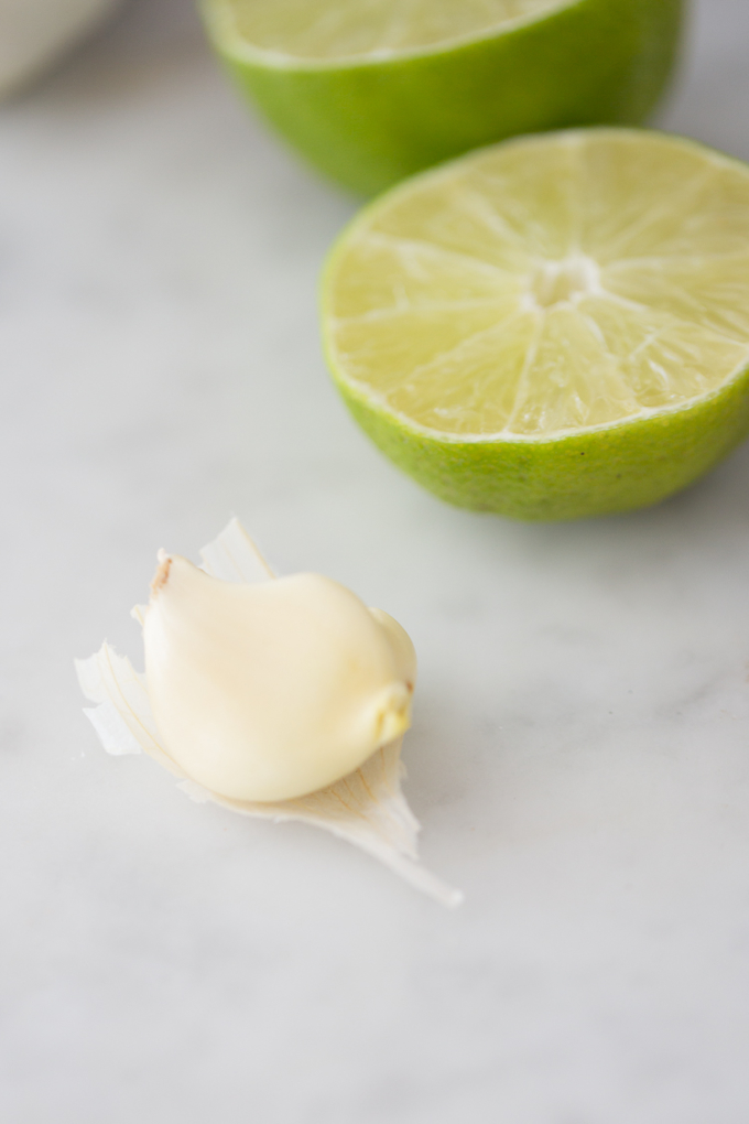 un diente de ajo y limones partidos a la mitad