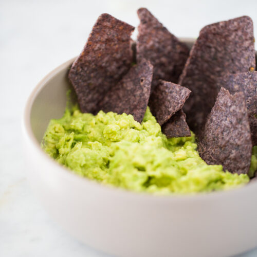 Receta de guacamole con ajo y limón. Super rica y poderosa en nutrición. /Garlic and lime guacamole.