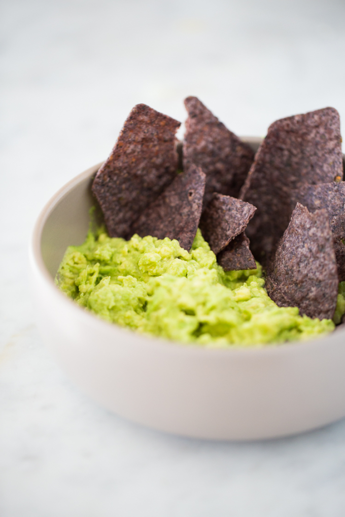 Guacamole con ajo, limón, sal y totopos.