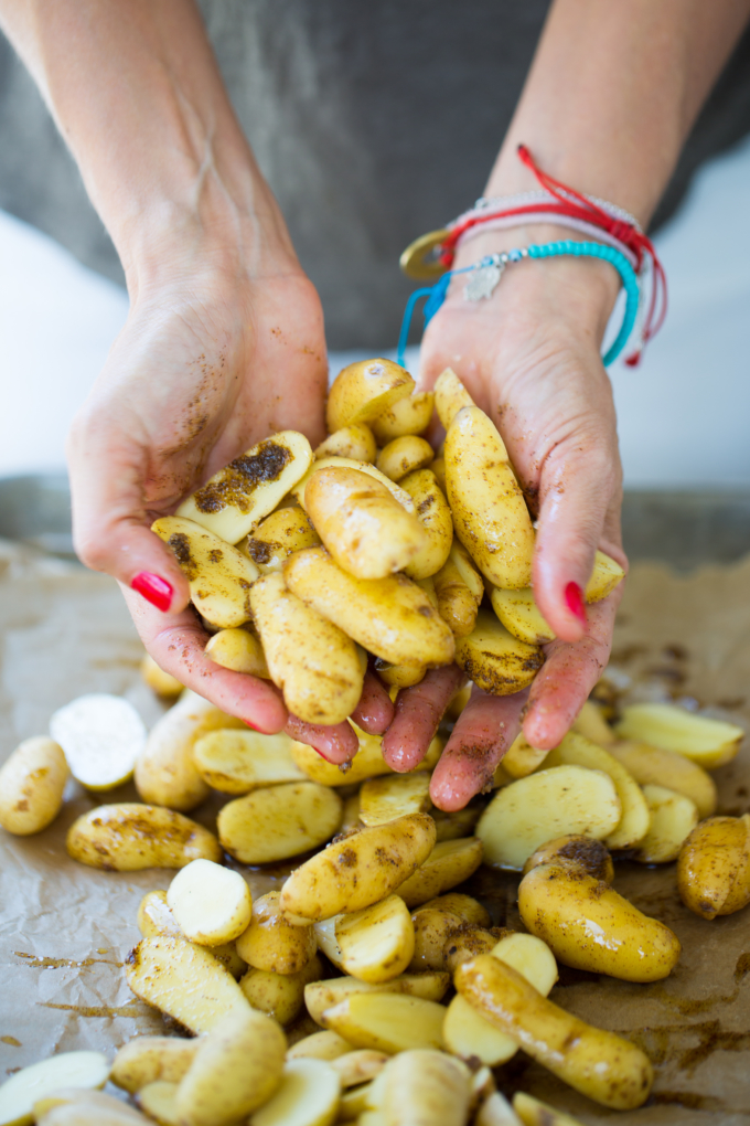 cubriendo las papas con el aderezo para despues meterlas al horno