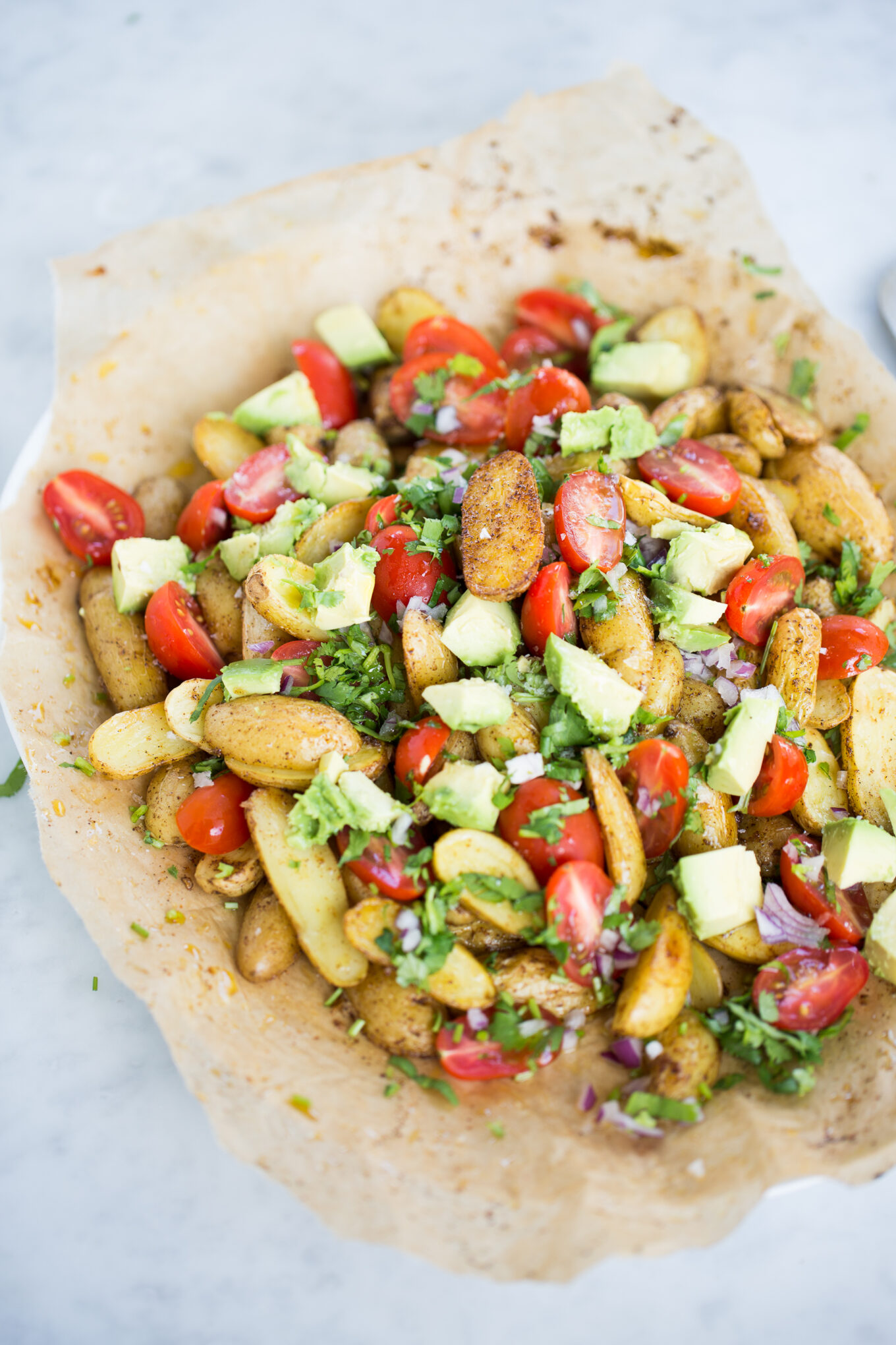 Receta de ensalada vegana de papas rostizadas con chile anch y pico de gallo con aguacate.