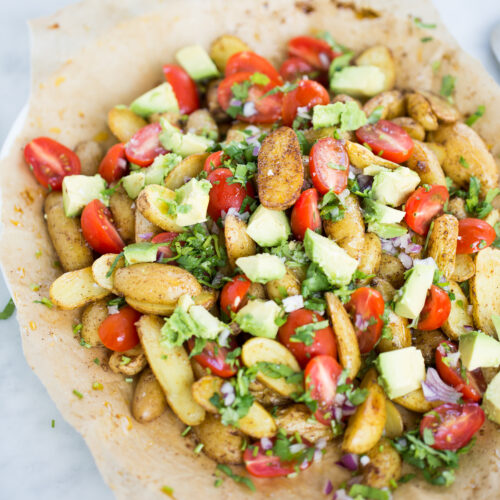 Receta de ensalada vegana de papas rostizadas con chile anch y pico de gallo con aguacate.