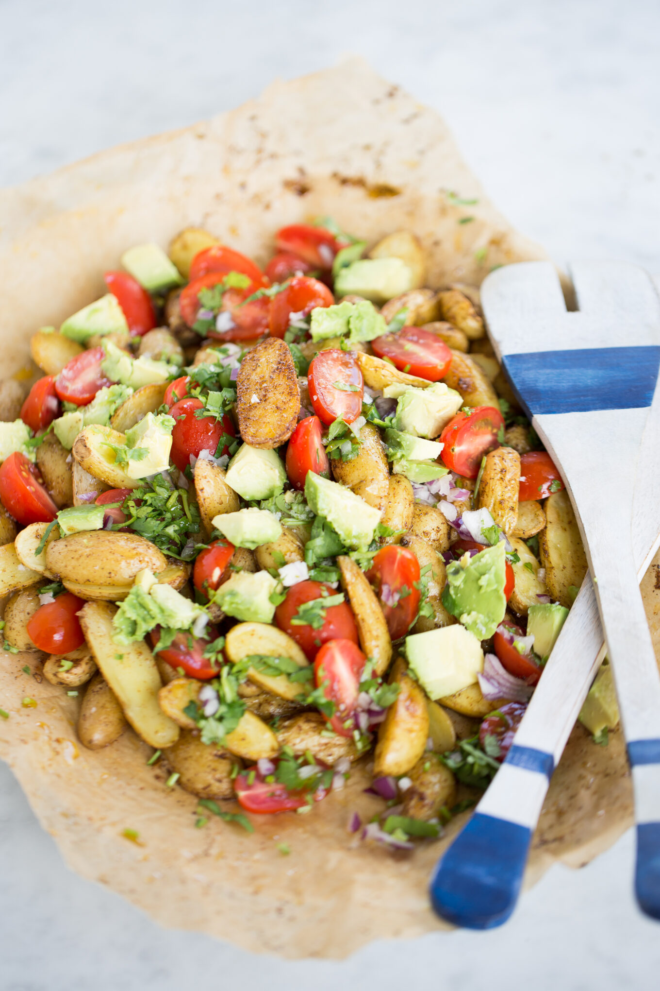 Receta de ensalada de papas rostizadas con chile anch y pico de gallo con aguacate.