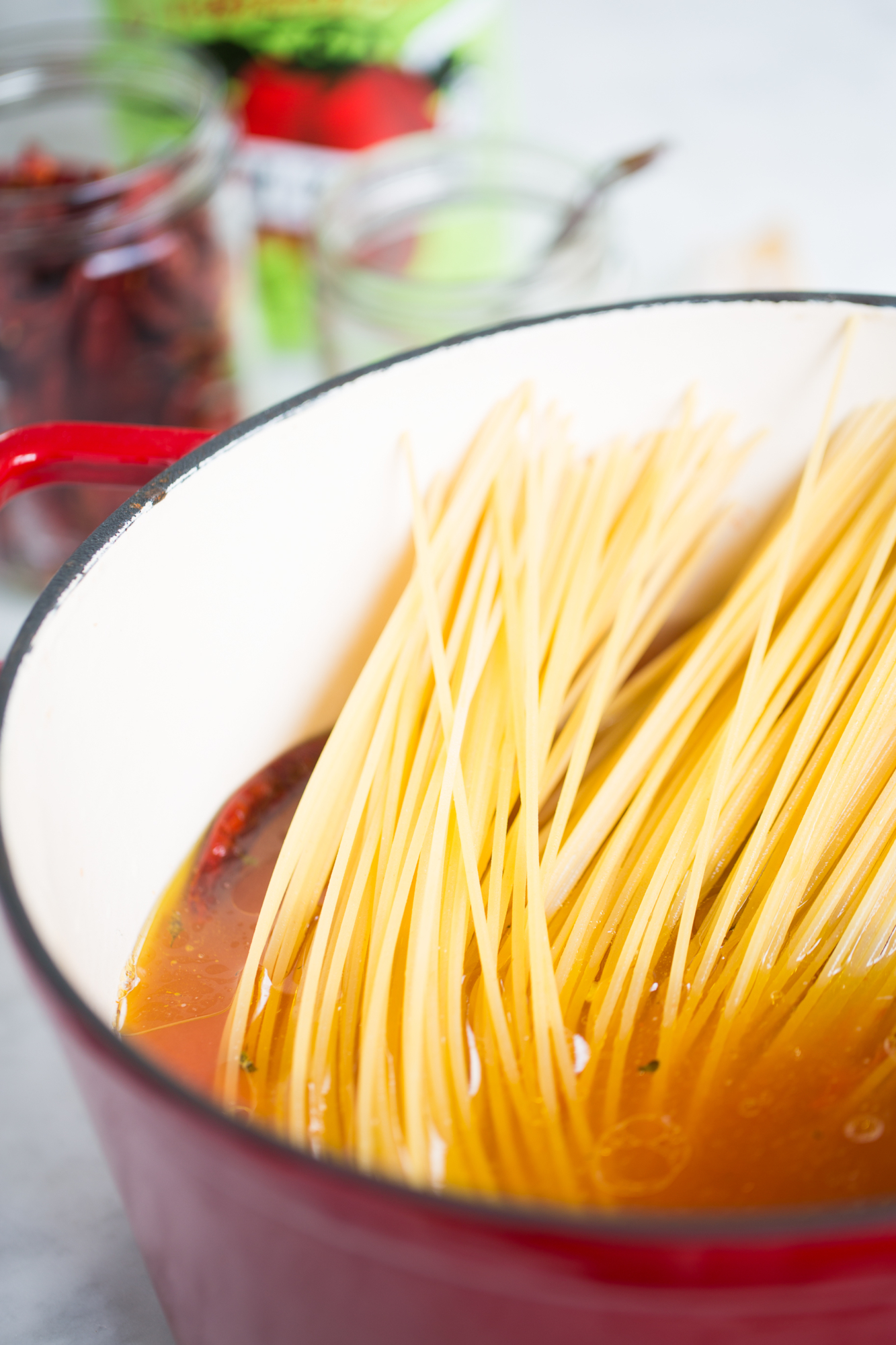 Pasta a la puttanesca vegana, fácilísima y se hace en una sola olla.