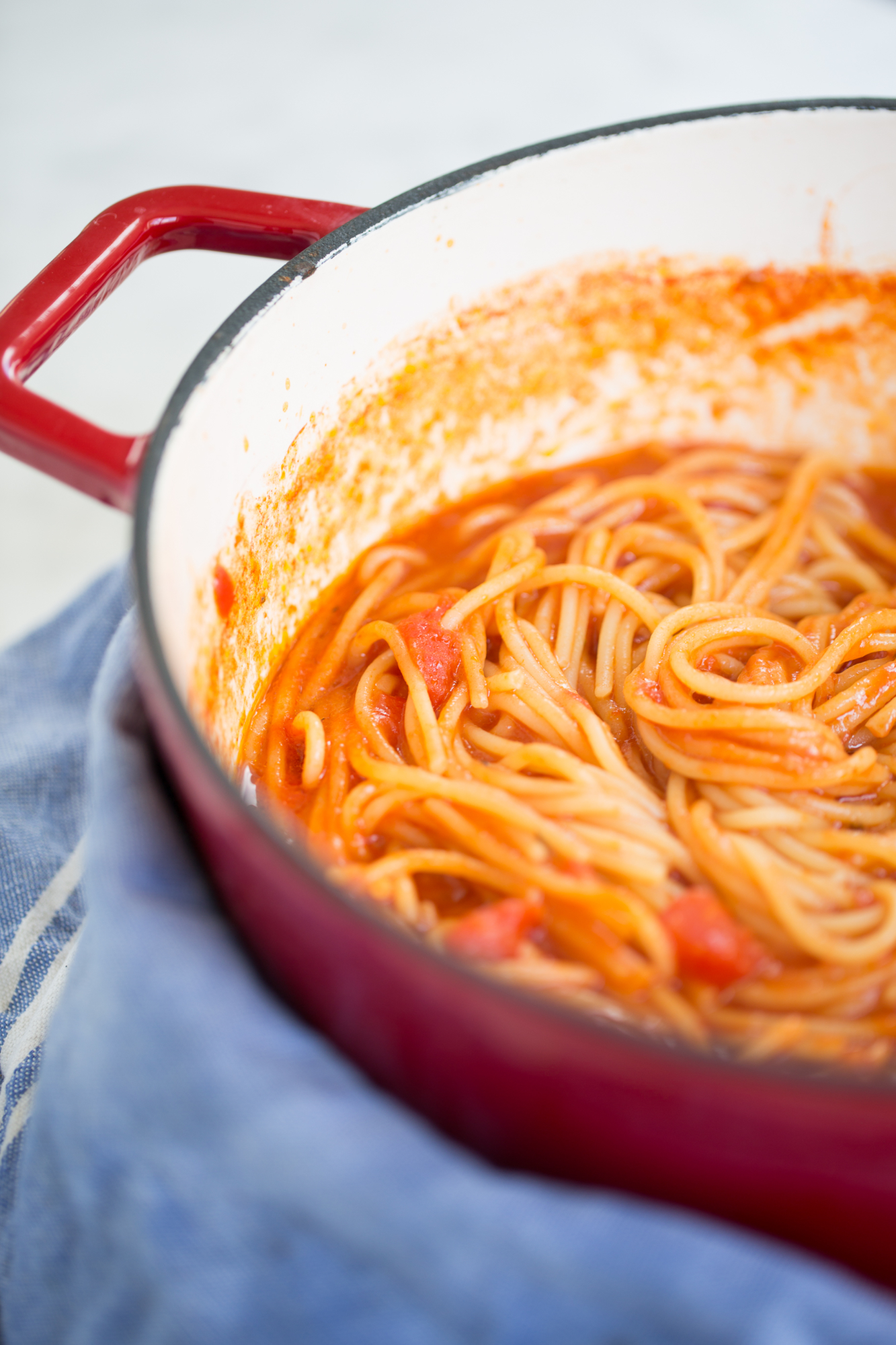 Pasta a la puttanesca vegana, fácilísima y se hace en una sola olla.