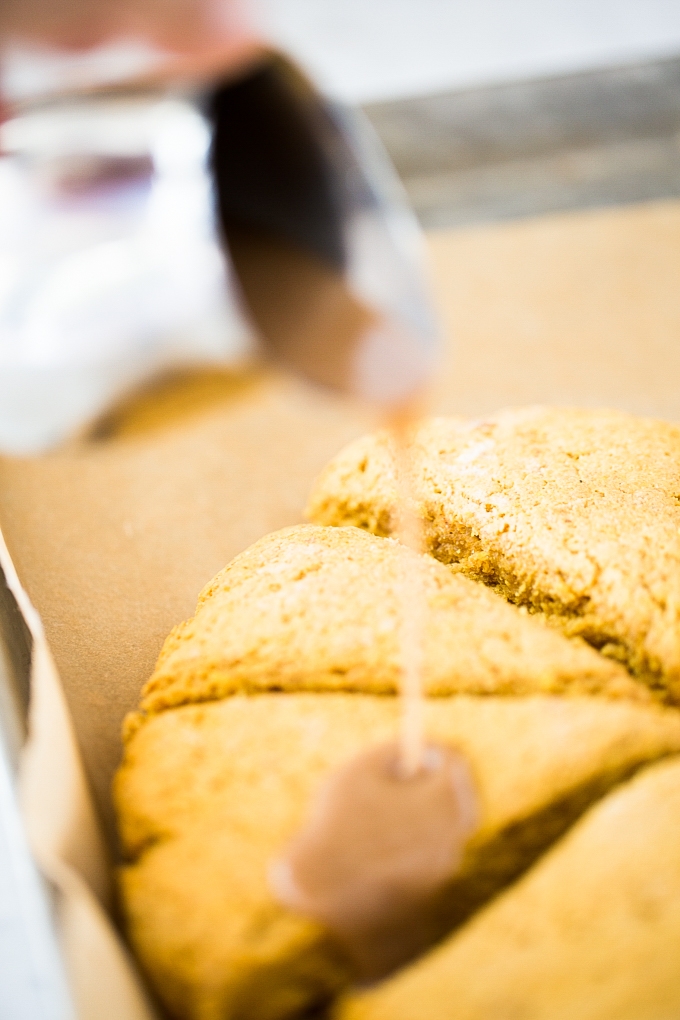 scones de calabaza en la charola con 