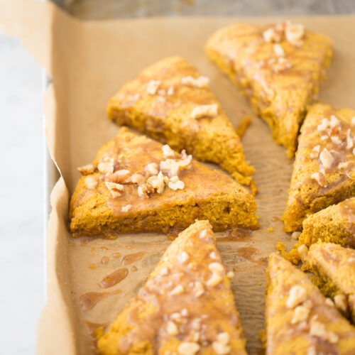 Scones de calabaza naranja con glaze de miel de maple