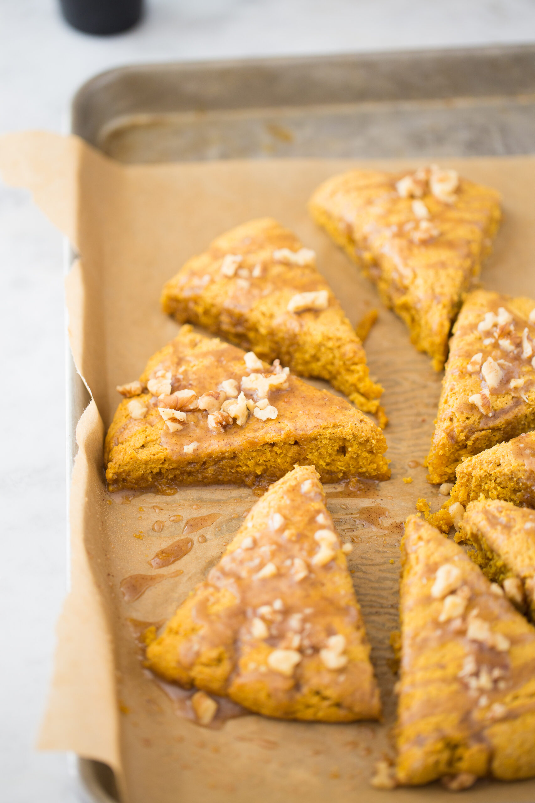 Scones de calabaza naranja con glaze de miel de maple