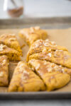Scones vegan de calabaza naranja con glaze de miel de maple