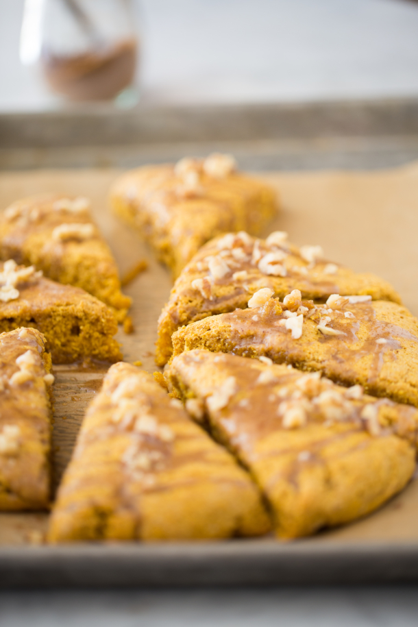 Scones vegan de calabaza naranja con glaze de miel de maple