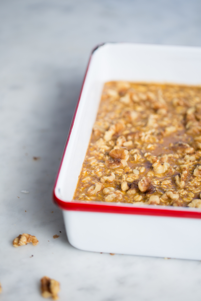 Avena al horno cruda en el molde para hornear.